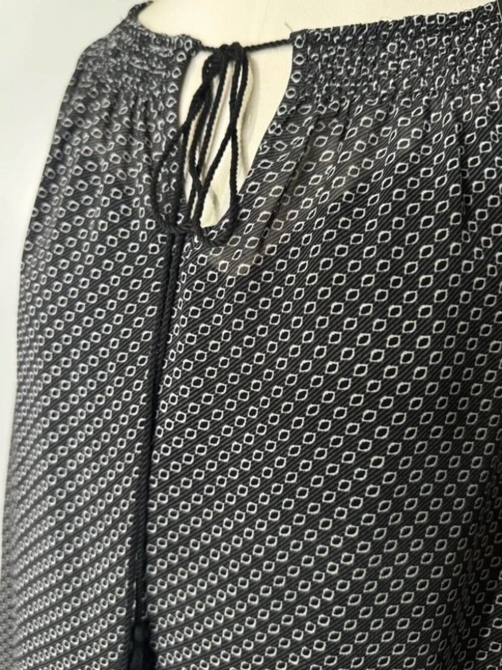 NWT BCBGMaxAzria Black and white printed shift dress Tassel tie neckline - Picture 3 of 8